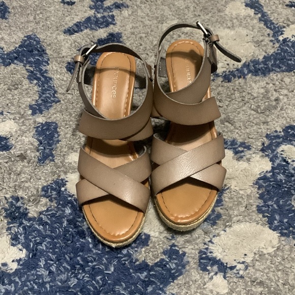 Platform type wedges sandals from Maurices, size 6 great condition rarely worn - Picture 3 of 5